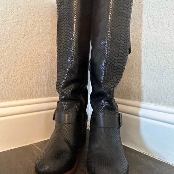 Freebird Carson Black Snake Textured Heeled Boots - Picture 4 of 11